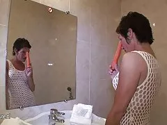 زن خانه دار آلمانی بالغ مست سایت های سکسی در شرکت مرد جوان است و همسر خود را فریب داده است