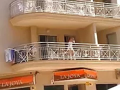 واژن یک زن بالغ با ویبراتور لعنتی شد و او را سایت های رایگان سکسی به شدت خفه می کند
