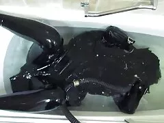 مدل پورنو بالغ تقریباً با دو تا بچه گربه لیست سایت های سکس میکنه و بالا میره