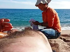 دختر سایتهایی سکسی بالغ لزبین شده است و از لیسیدن گربه لذت می برد