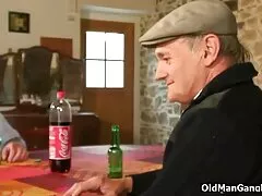 شاهزاده خانم سرخ سایت های سکسی دانلود روی مبل سخت دو برابر می شود